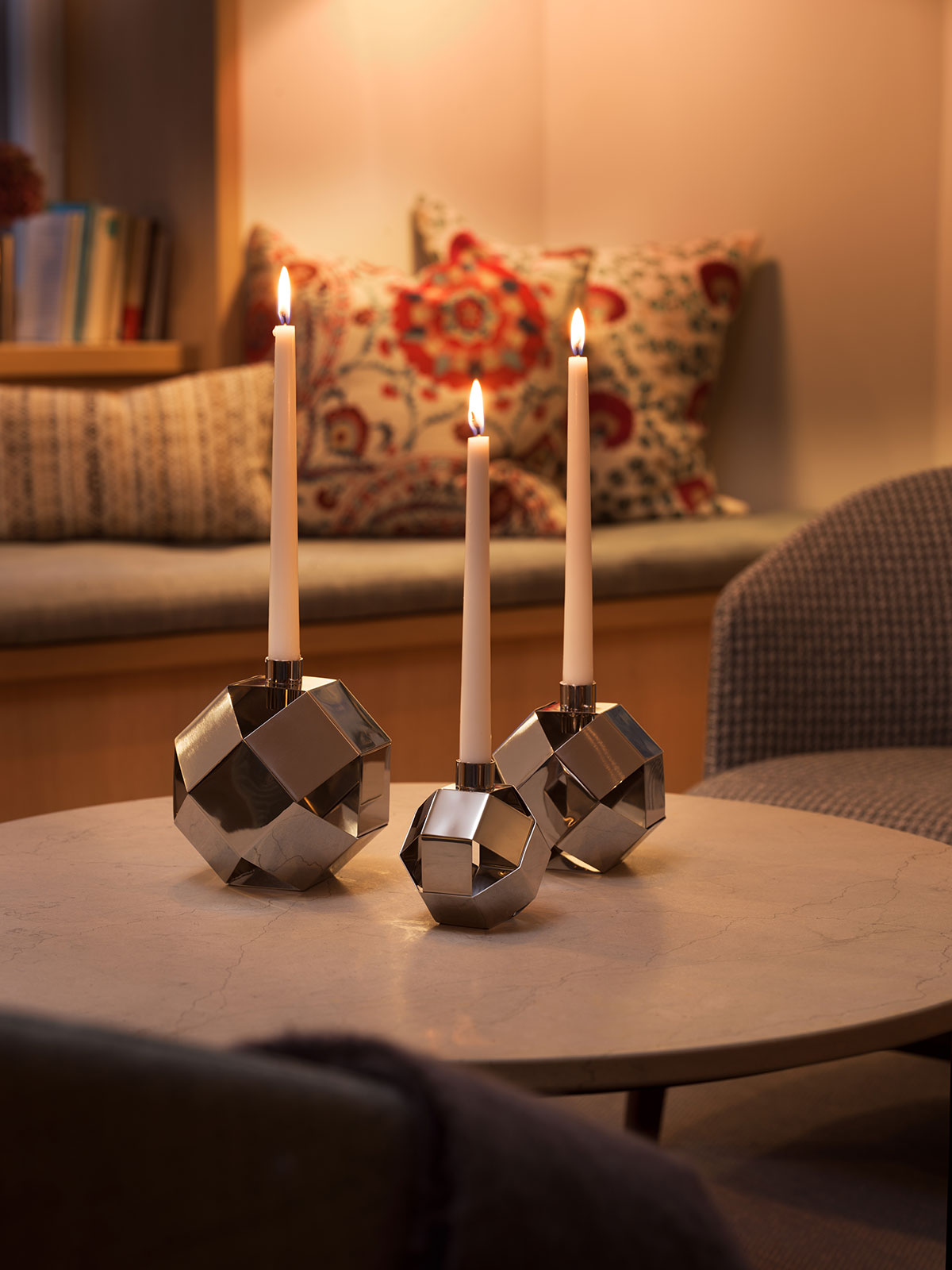 Merkurius Ljusstake i alla storlekar med tända ljus i nedsläckt rum