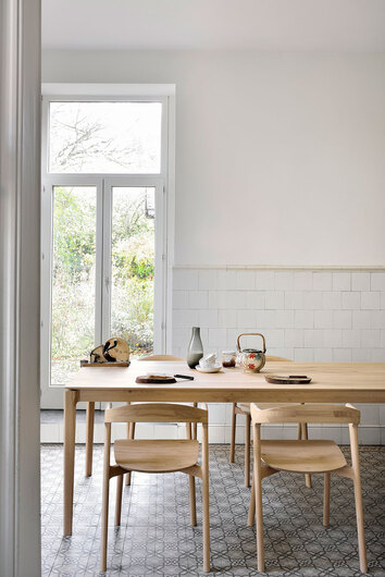 Bok Matbord 160x80 i lackad ek i ett kök med fyra matstolar