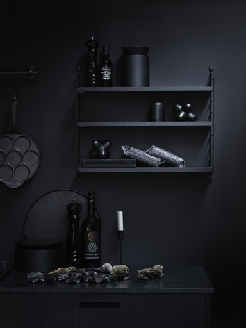 String pocket svartbetsad ask  i vardagsrum
