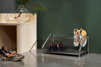 Funk Skohylla i hall med ett par gula träningsskor och ett par svarta loafers