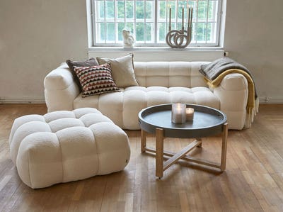 Kendall-Pall-Soffa-3-Sits-Tyg-01-Nature-Miljobild_02.jpg Miljöbild på soffan Kendall. Soffan är klädd i tyget 01 Nature. På bilden visas även pallen Kendall.