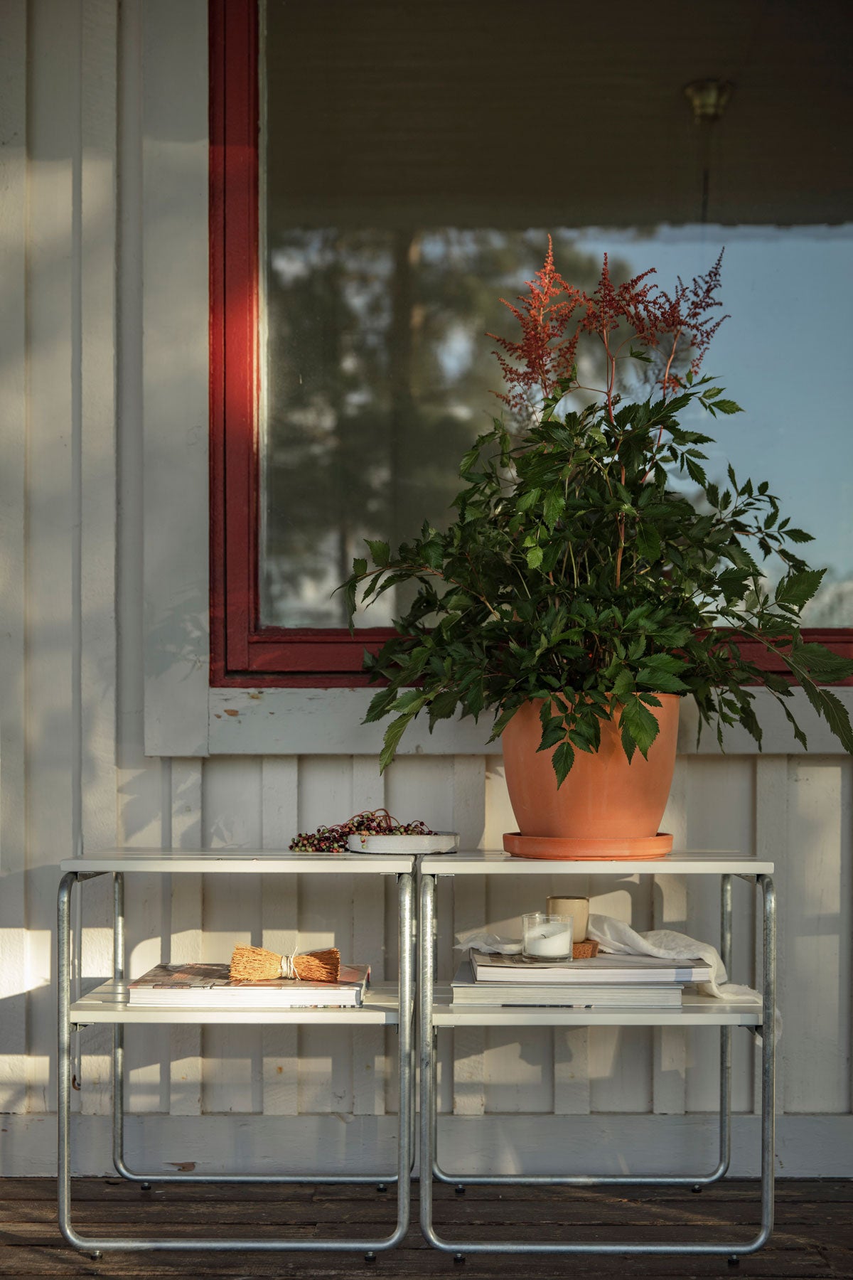 Två Sidobord L45 i vitlackad ek mot husfasad med dekorativa detaljer och krukväxt