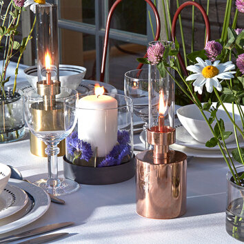 Fira Blockljus från Klong på ett uppdukat bord med midsommartema