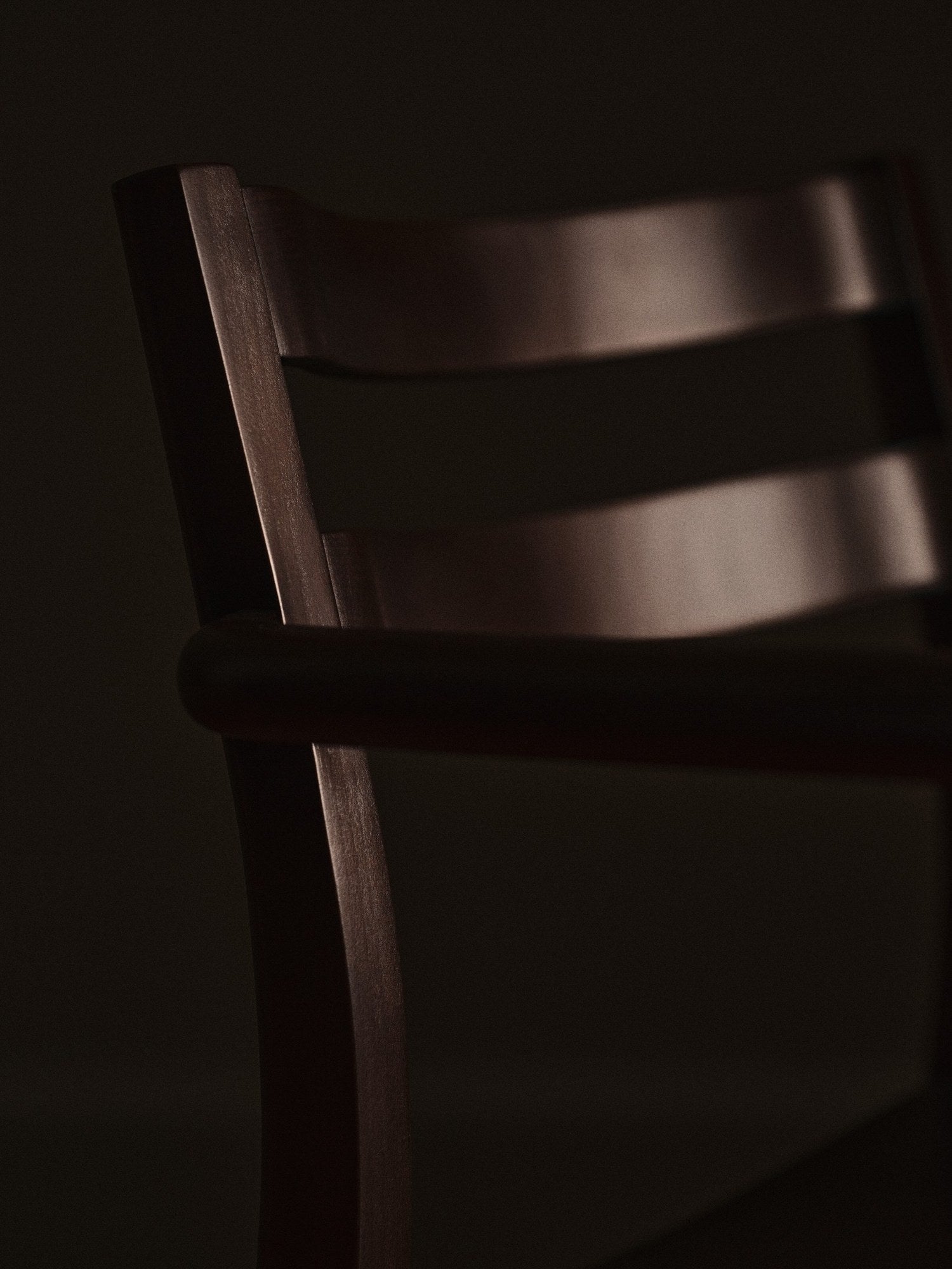 Ferm-Living-Boda-Dining-Chair-with-Arms-Dark-Stained-Beech-miljo-1