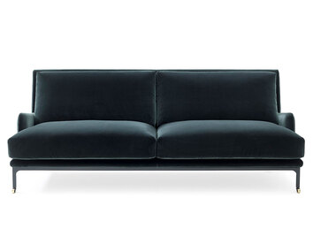 Soffan Mr. Jones klädd i tyget Opera 42. Ramen är av svart stål, med hjul i mässing. 