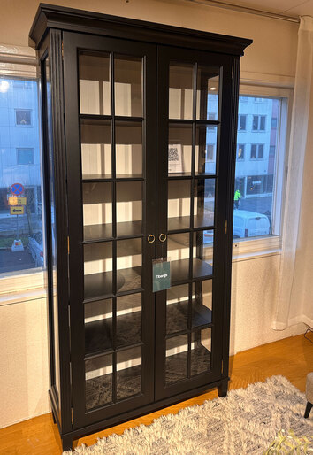 Stockholm-vitrin-svart-englesson-utstallningsex