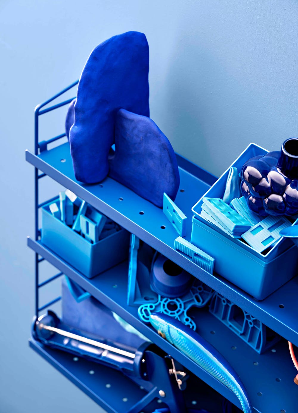 String-Pocket-Metall-Bla-Detalj.jpg String Pocket Blå metall