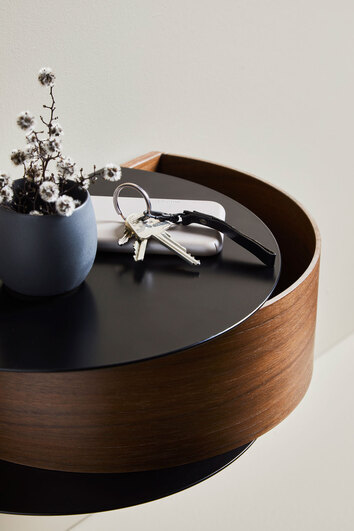 Wallie Vägghylla Valnöt / Svart med en blå kruka och ett par nycklar i hall