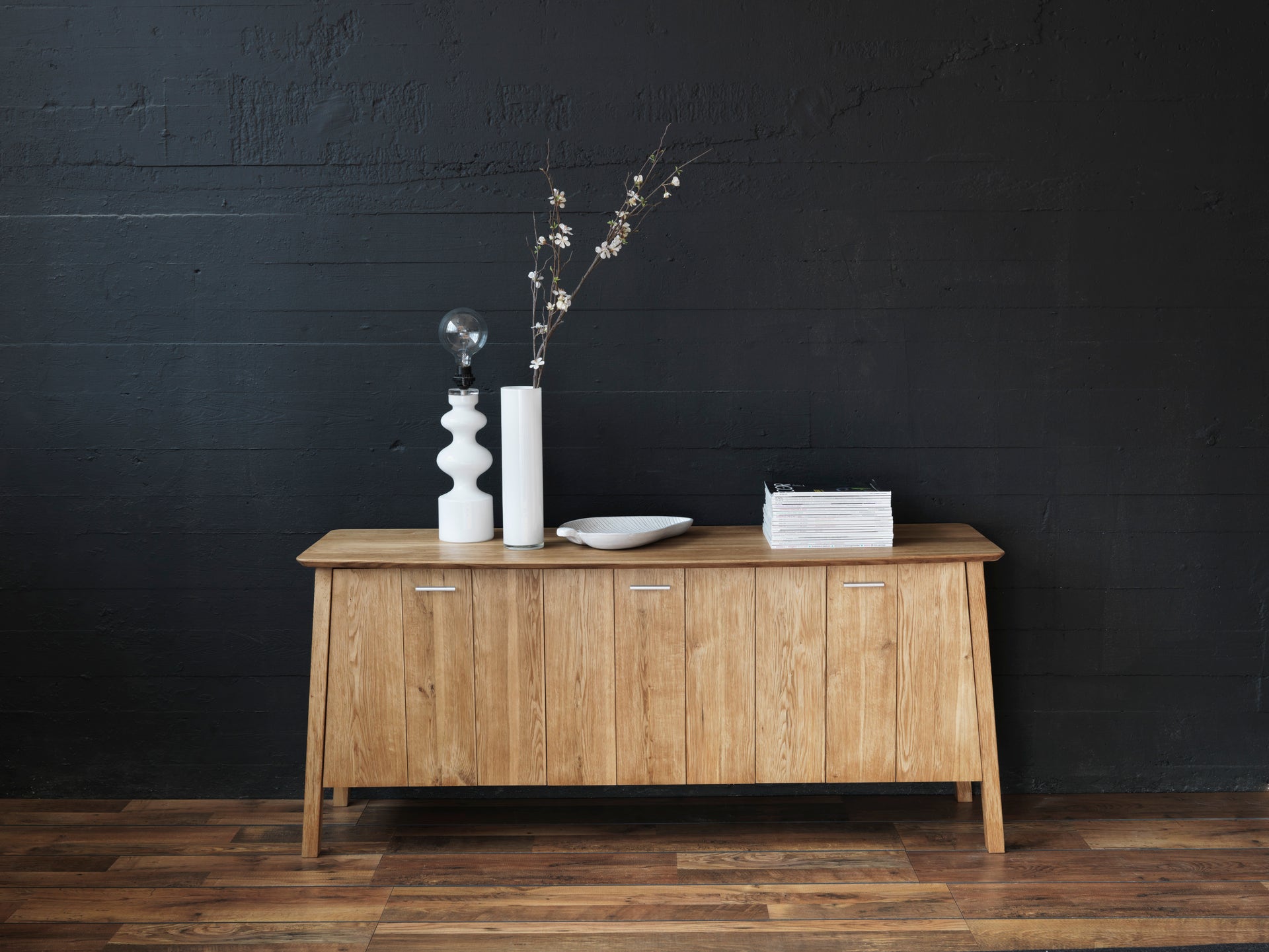 Verona-Sideboard-Oljad-Ek.jpg Verona Sideboard i oljad ek från Hans K med dekorativa detaljer