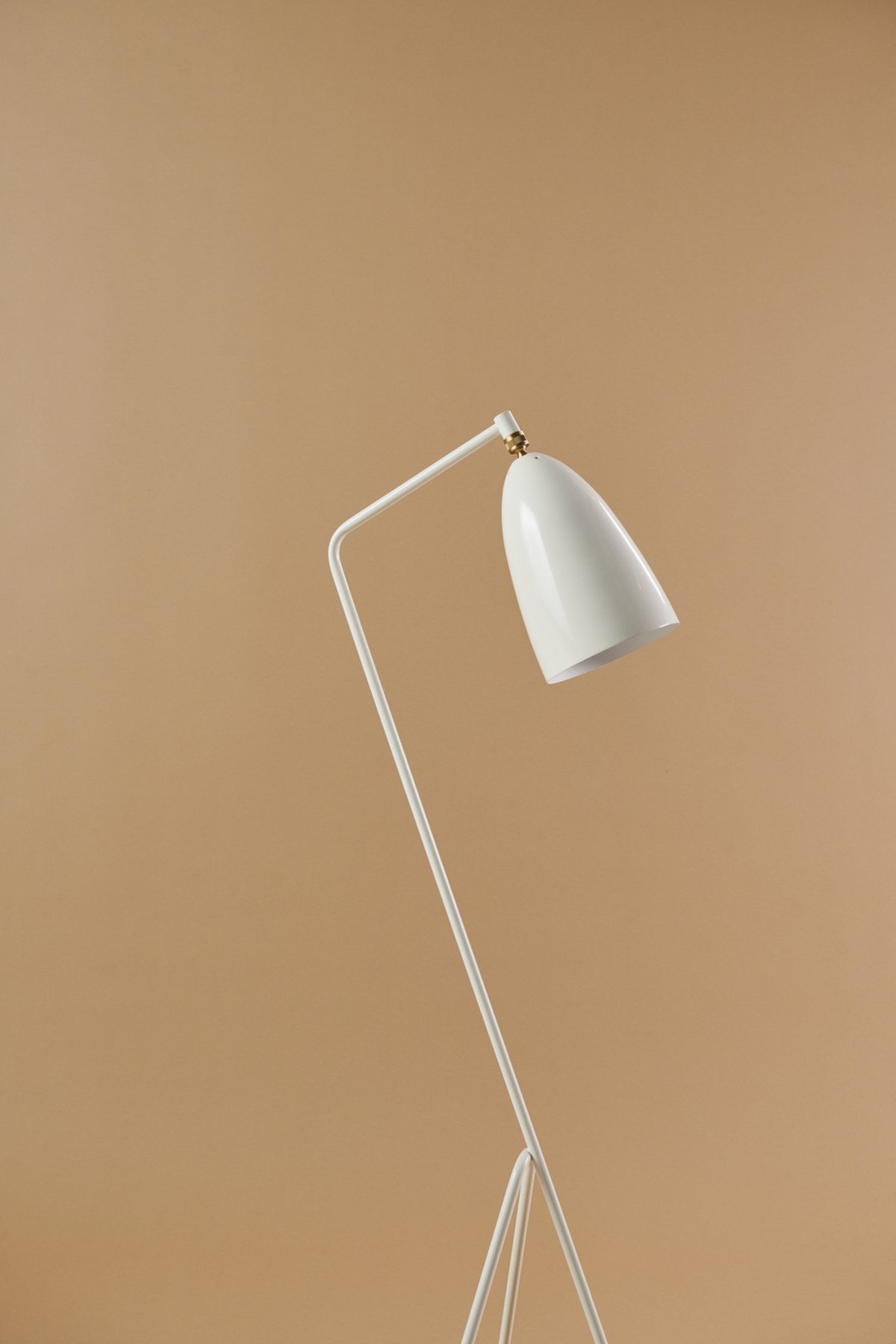 Gubi-Grashoppa-Golvlampa-Alabastervit-miljo-283305955219357