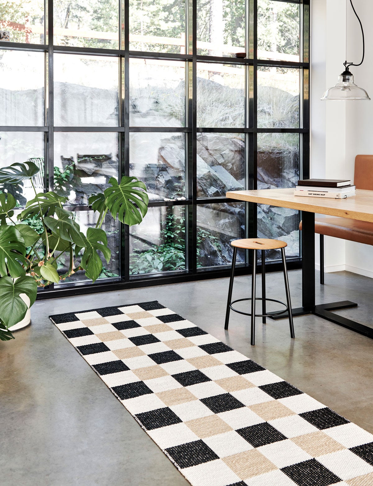 Pix Matta Black i ljus kontorsmiljö