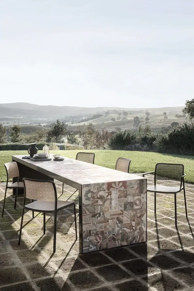 Audrey Karmstol Svart Sand i utomhusmiljö