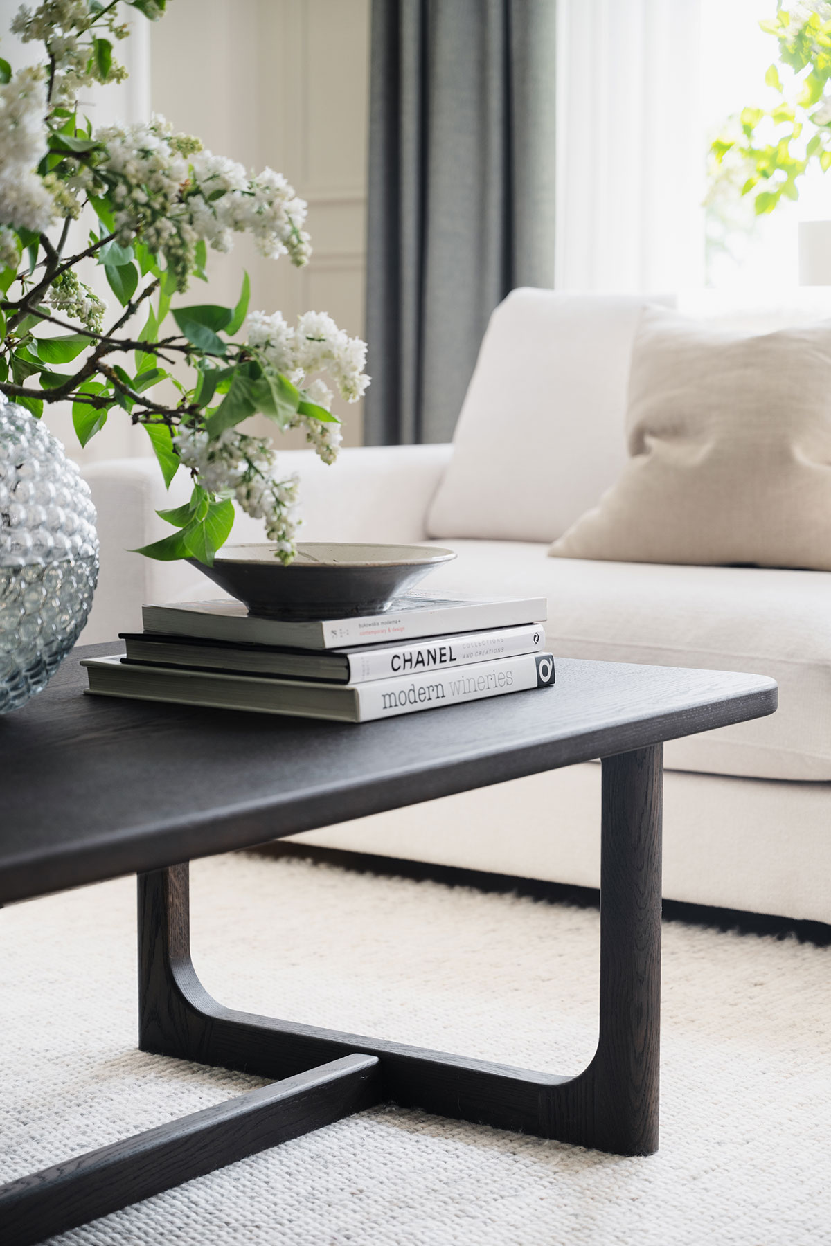 Driscoll Soffbord 160x70 i brun ek dekorerat med en trave böcker