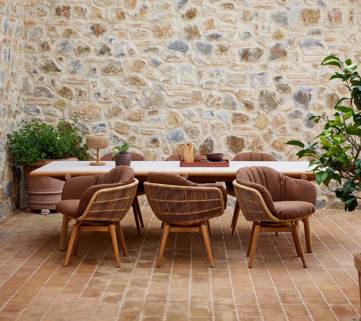 Stay_dining_chair_with_swivl_teak_legs_-_Sticks_dining_table-env-3058a