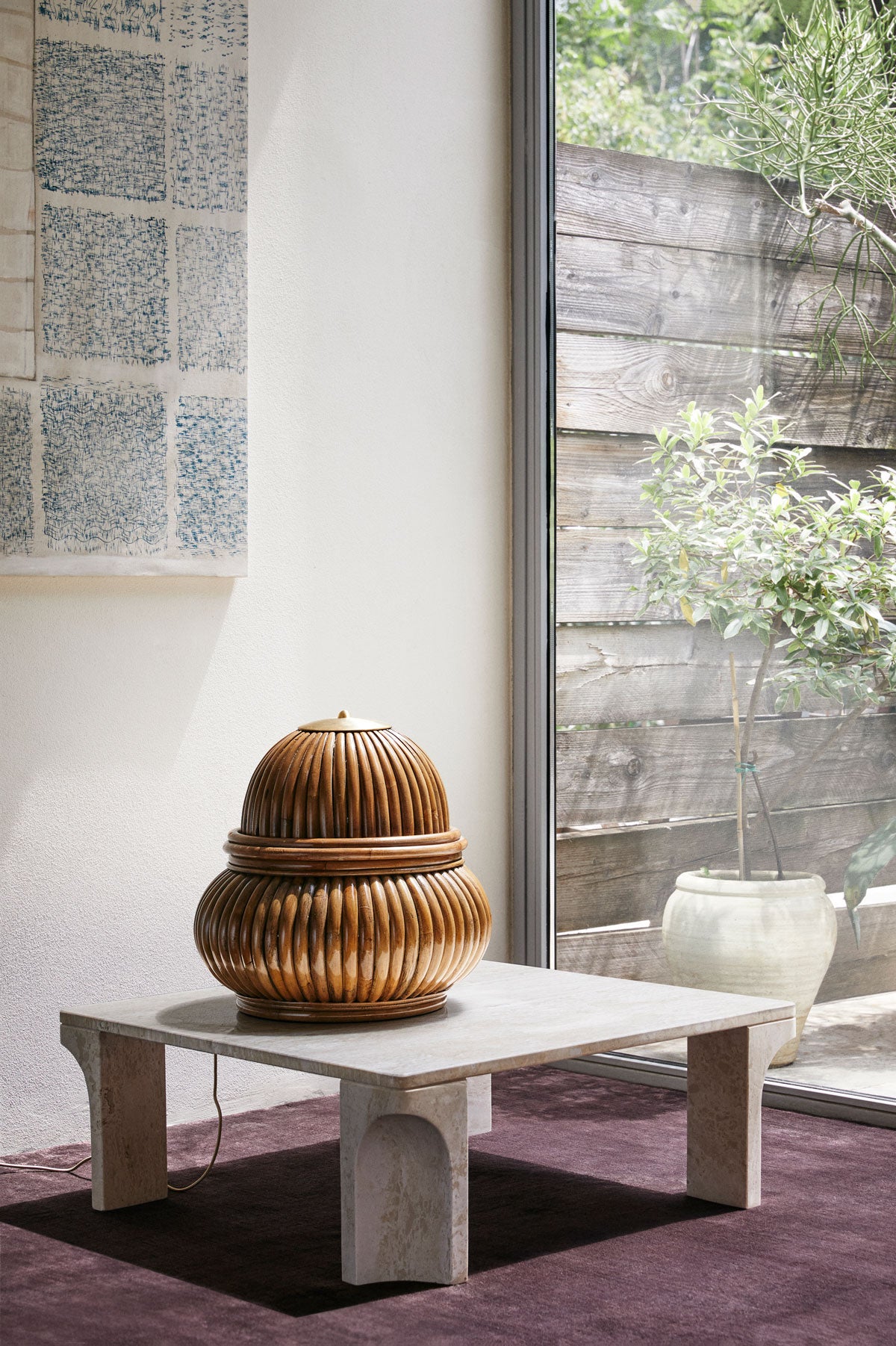 Bohemian 72 Golvlampa från Gubi, stående på soffbordet Doric