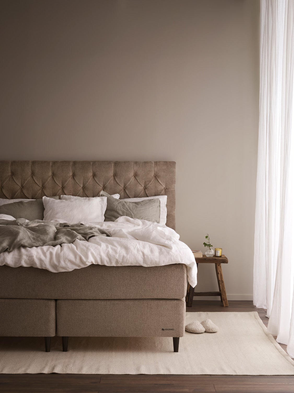 Harmoniskt Sovrum med Family Lyx Kontinentalsäng 180x200 i tyget Osby Gråbrun