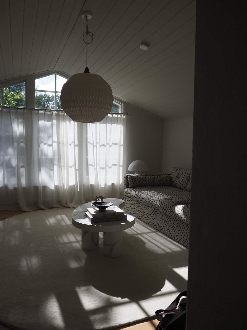 Jana-Heinrici-sommarhus-kok-Vardagsrum-LeKlint-Lampa