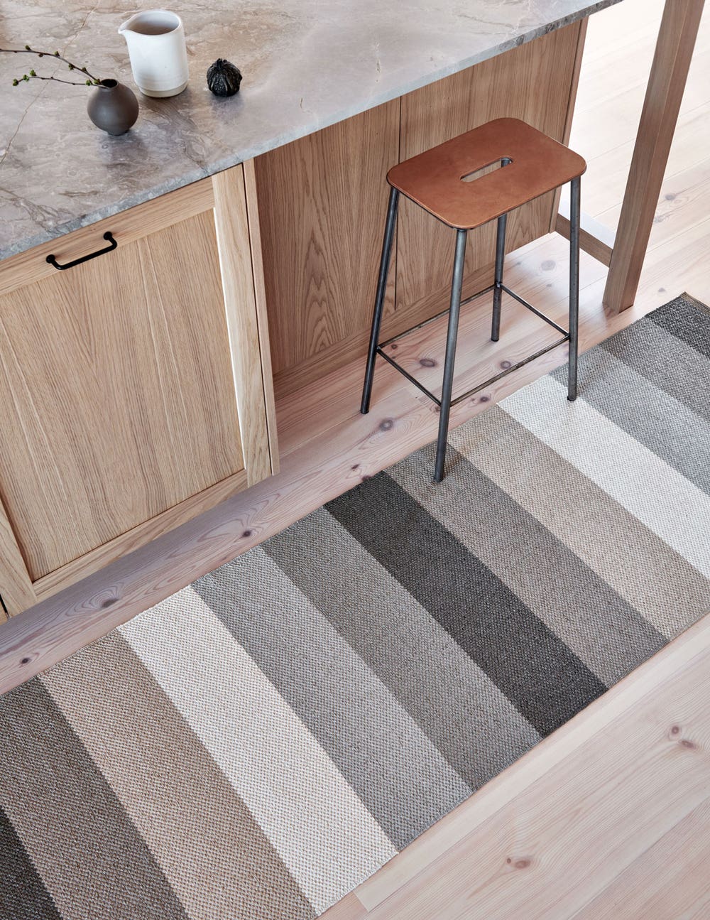 Pappelina-Molly-Clay-Miljo.jpg Molly Gångmatta Clay på köksgolv intill köksbänk med barpall