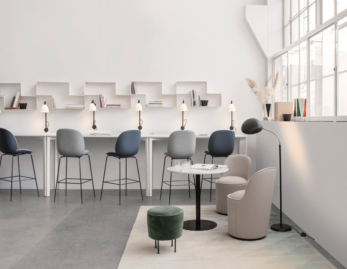 Dédal Hylla Cream White i öppen kontorsmiljö