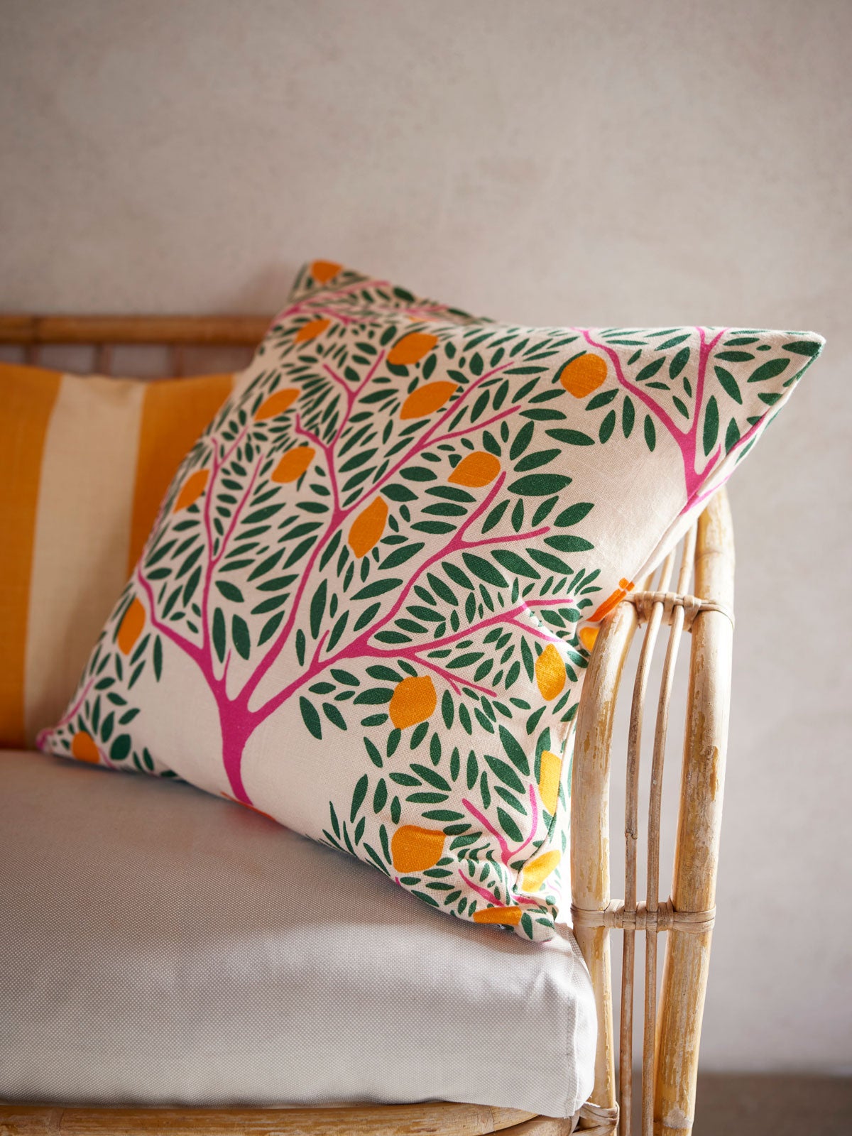 Miljöbild Lemon Garden kuddfodral i färg grön från Classic Collection