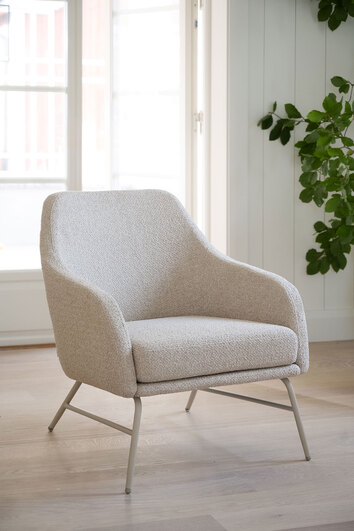 Eldwin Fåtölj i tyg Beige i ljust vardagsrum