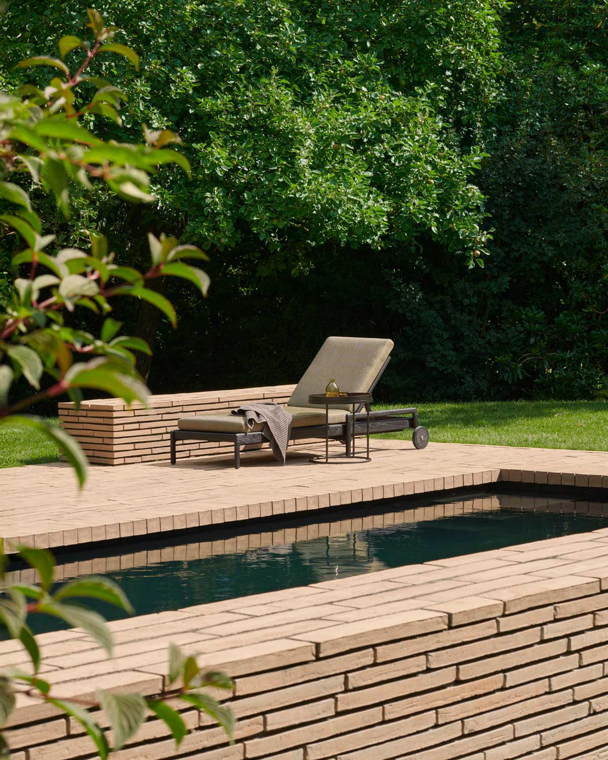 Ethnicraft-Jack-Outdoor-Lounger-Black-Teak-Green-Lifestyle