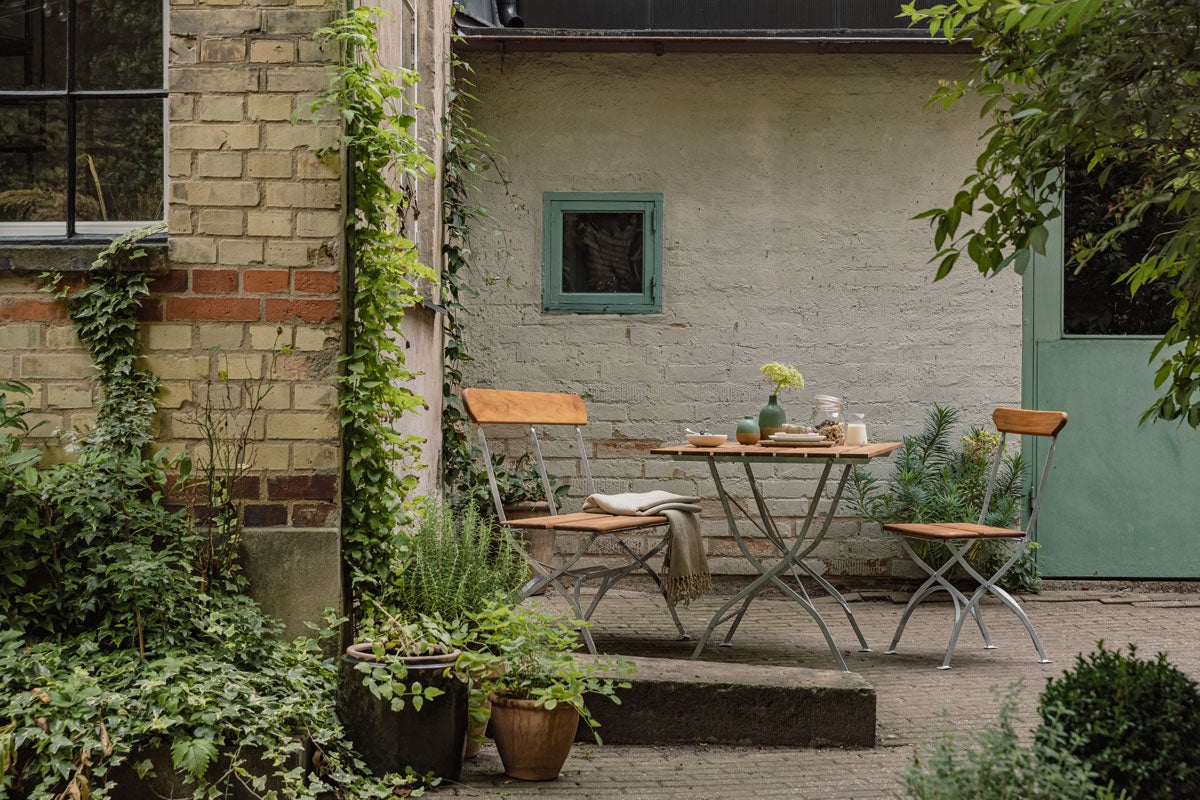 Bryggerisoffa, Bryggeribord och Bryggeristol i teak från Grythyttan vid tegelhus