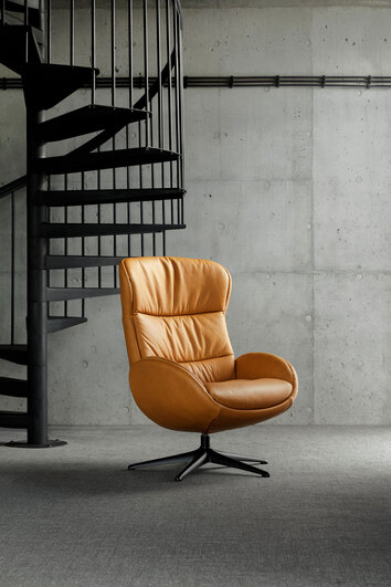 Haze Fåtölj i lädret Nature Cognac i industriellt rum