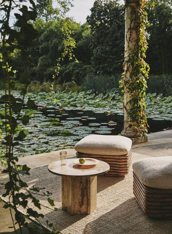 Bohemian 72 Ottoman vid sjö med näckrosor