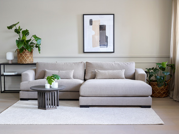 Tilda soffa med divan i ett modernt och stilrent vardagsrum