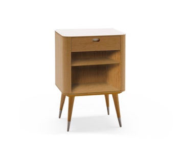 AK 2405 Sängbord i ek med Point-ben från Naver Collection.