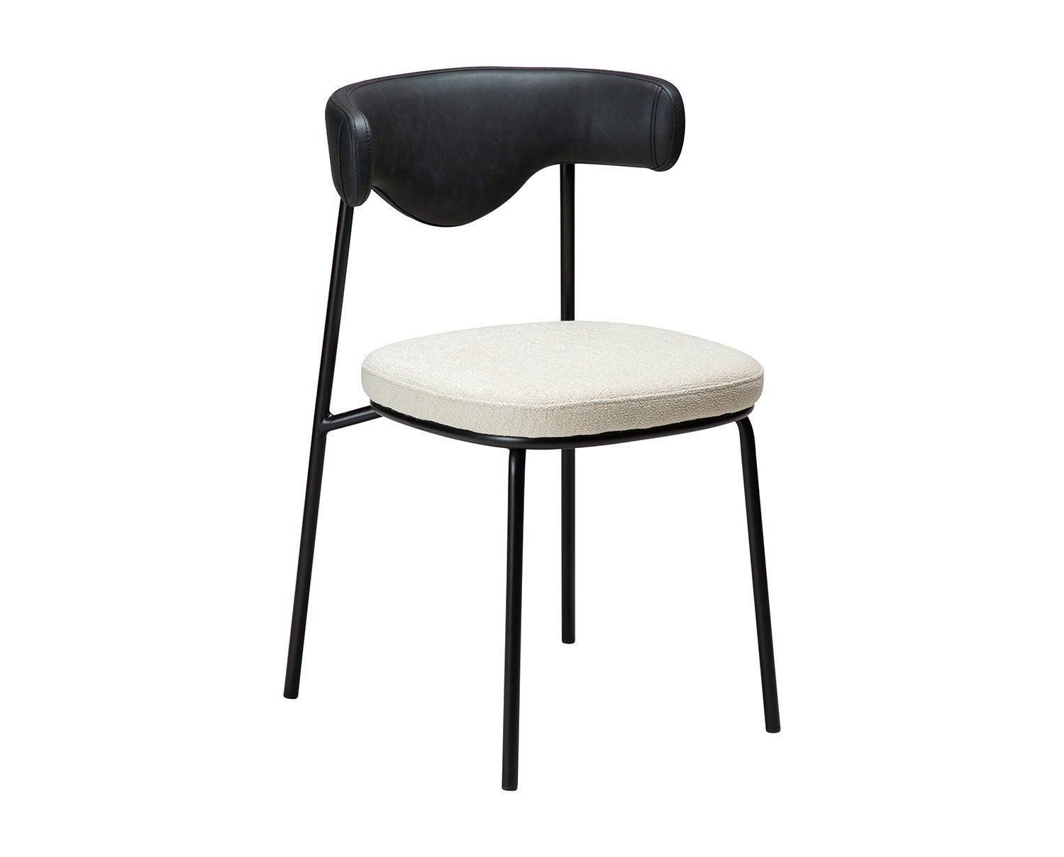 Lobe stol med rygg i Raven Black konstläder Simply beige Bouclé snett framifrån