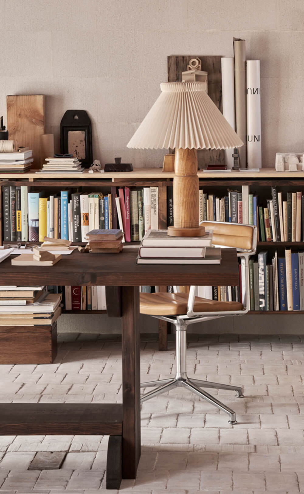 Vipp 452 Swivel stol i ett kreativt arbetsrum med en full bokhylla