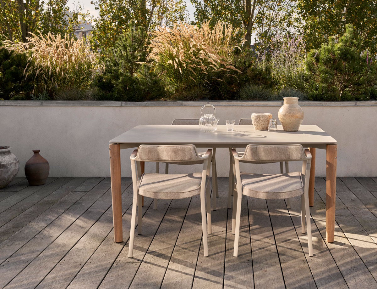 Vipp 718 Open-Air Matbord på solig uteplats