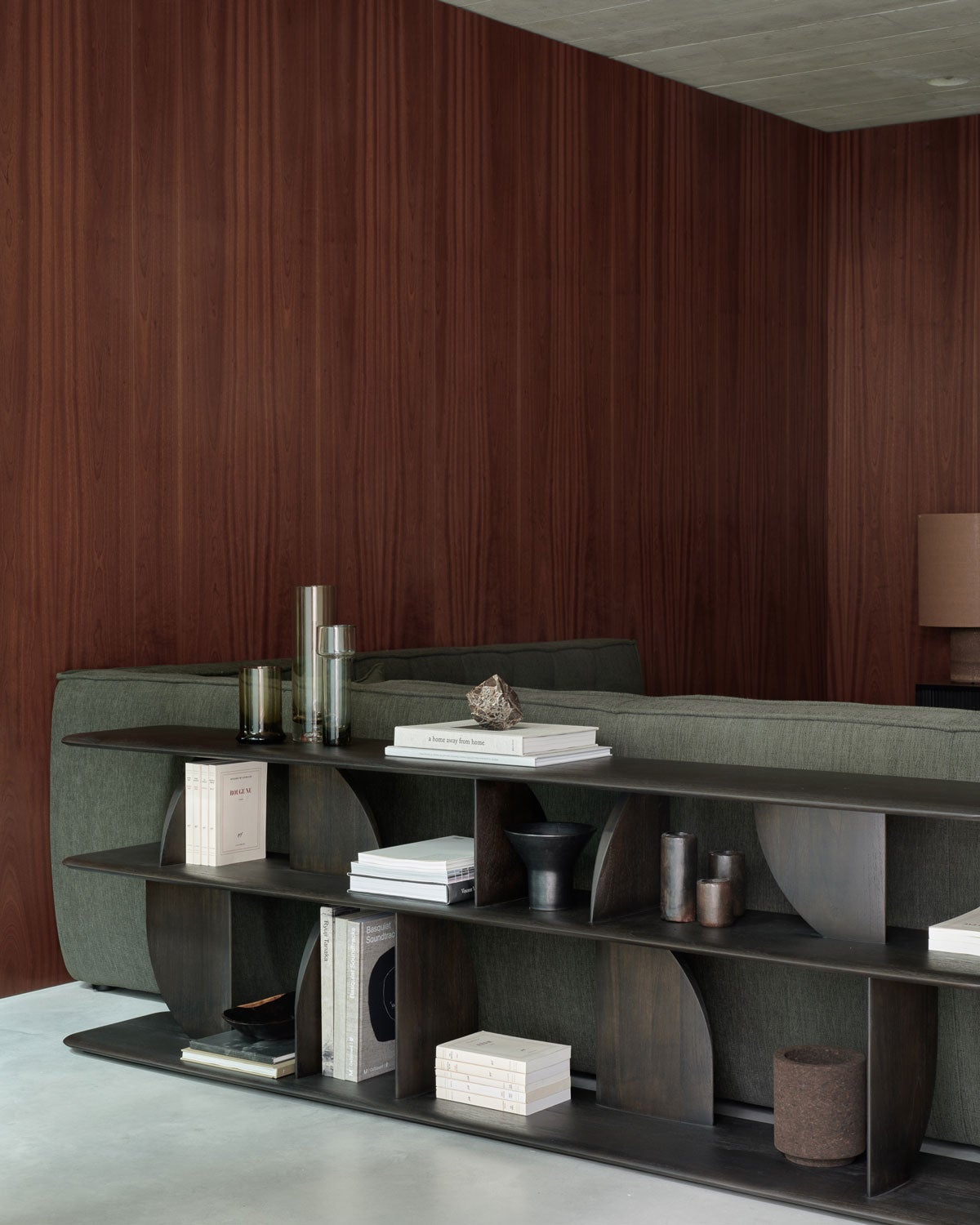 Geometric Konsolbord med dekorativa detaljer i naturlig miljö