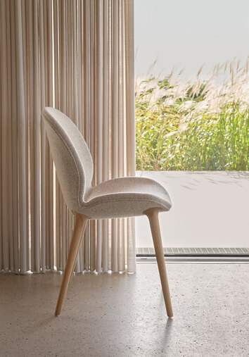 Vipp 462 Lodge Stol i tyget Chestnut/Beige med ljusa ekben framför ett fönster