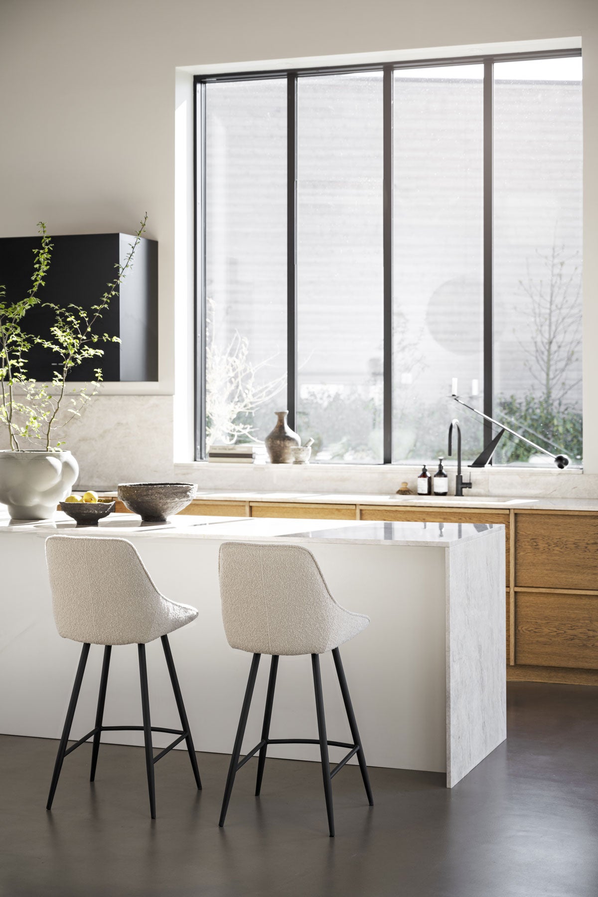 Sierra Barstol i Beige Bouclé vid köksö i kök