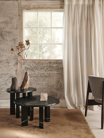 Taula Soffbord och sidobord i utförandet Black som satsbord i vardagsrum