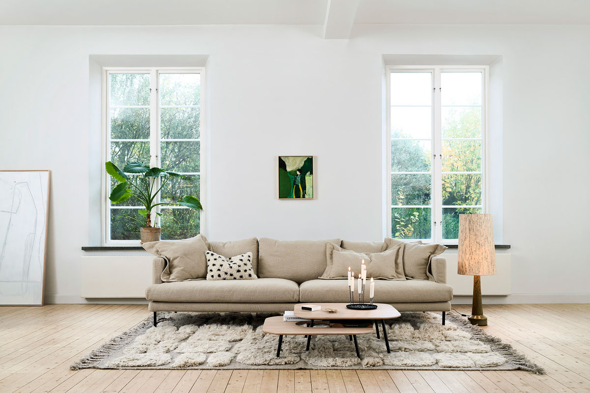 Miljöbild på Britt (Fyrsits). Soffan är klädd i tyget Heather 02, Light Beige. 