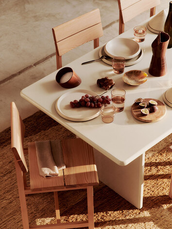 Vist Matstol vid matbord på solig uteplats