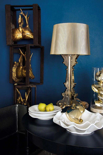 Bourgie Lampa Guld på ett fullt matsalsbord.