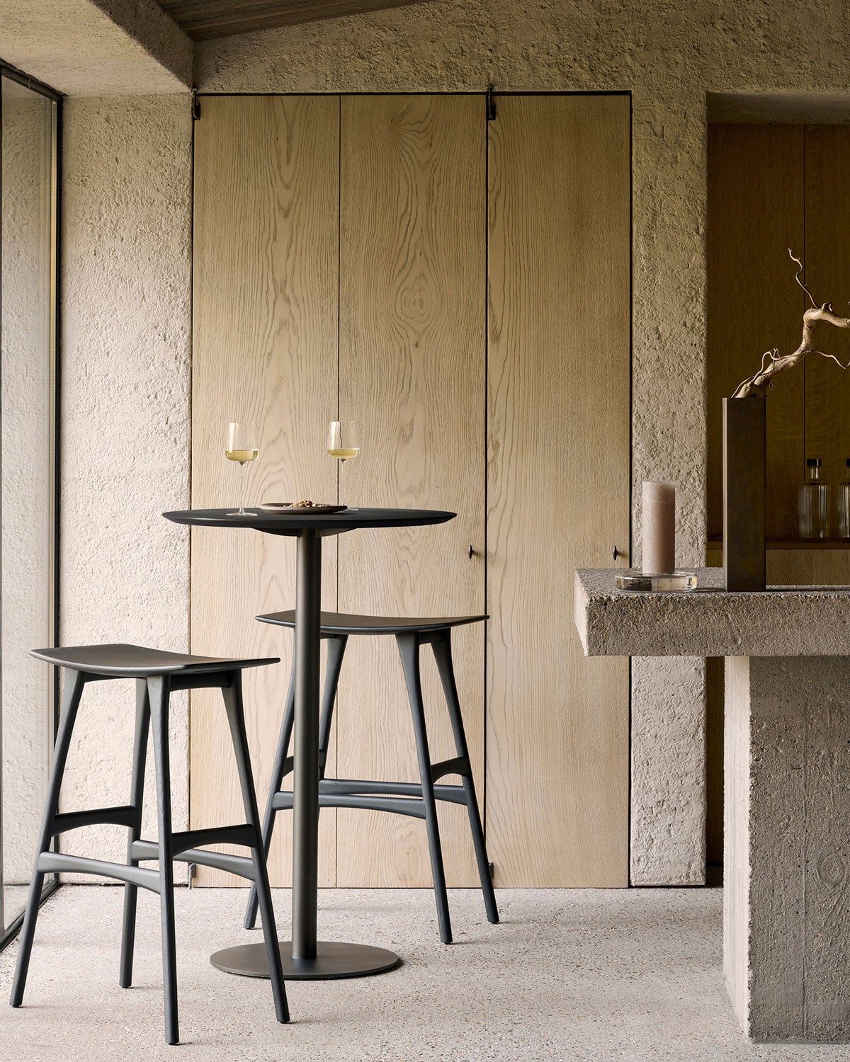Ethnicraft-Blend-Bar-Table-Dark-Bronze-Black-Oak-Lifestyle