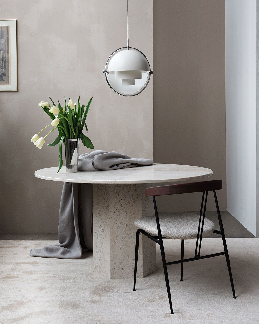 Violin Dining Chair vid runt matbord med tulpaner