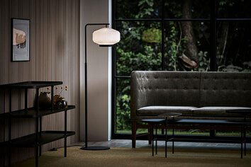 En tänd Shibui 186 Golvlampa i hörn på vardagsrum