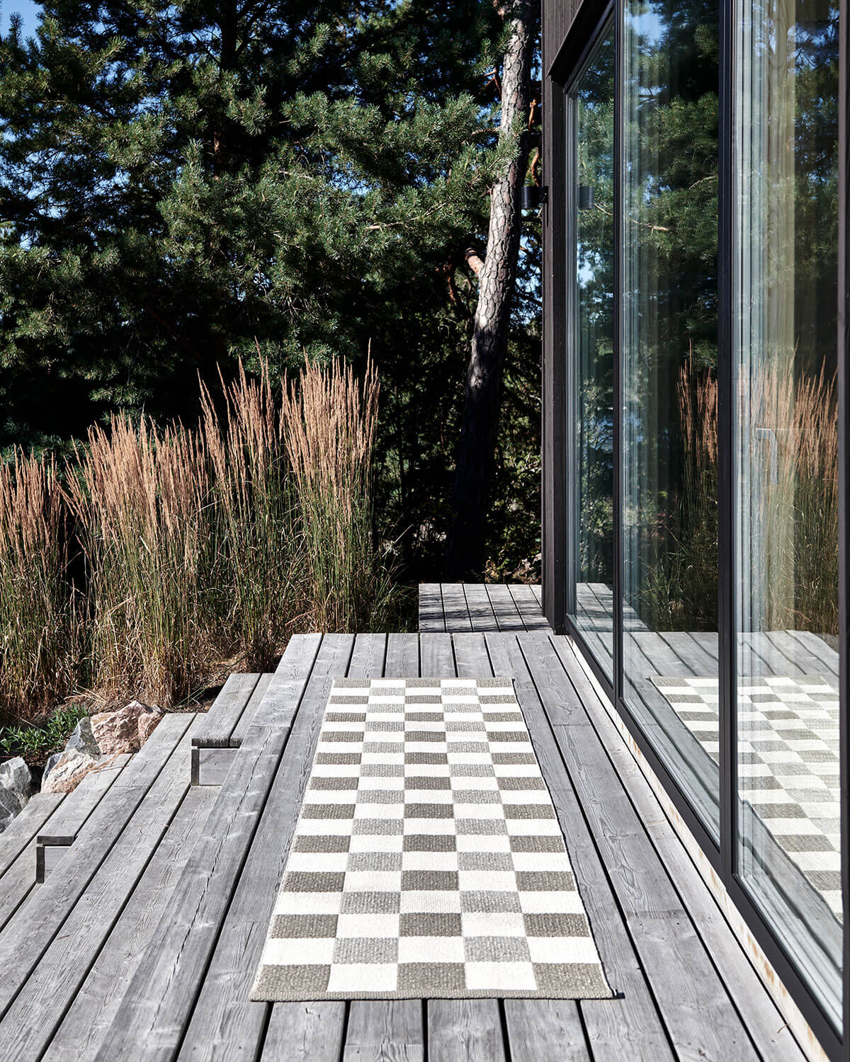 Pix-Dark-Linen-Patio-Pappelina-Lifestyle