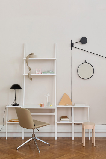 Libri Skrivbord Vitt lutat mot vägg, med Libri Hylla på var sida av skrivbordet