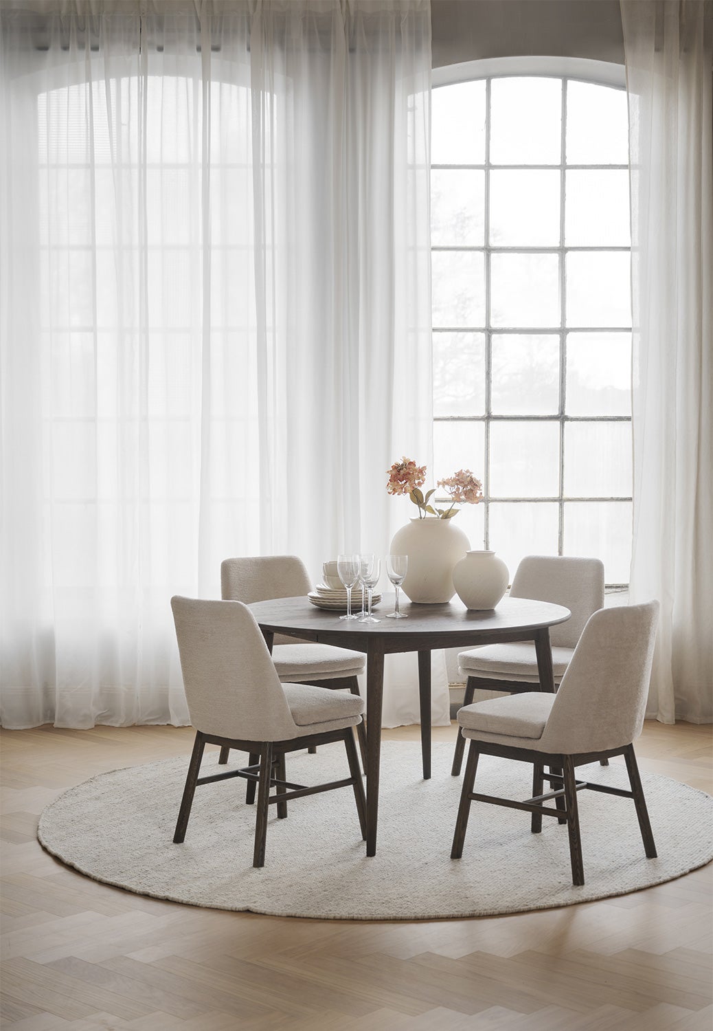 Tyler-matbord-runt-brun-ek-dukat-bord-matsal