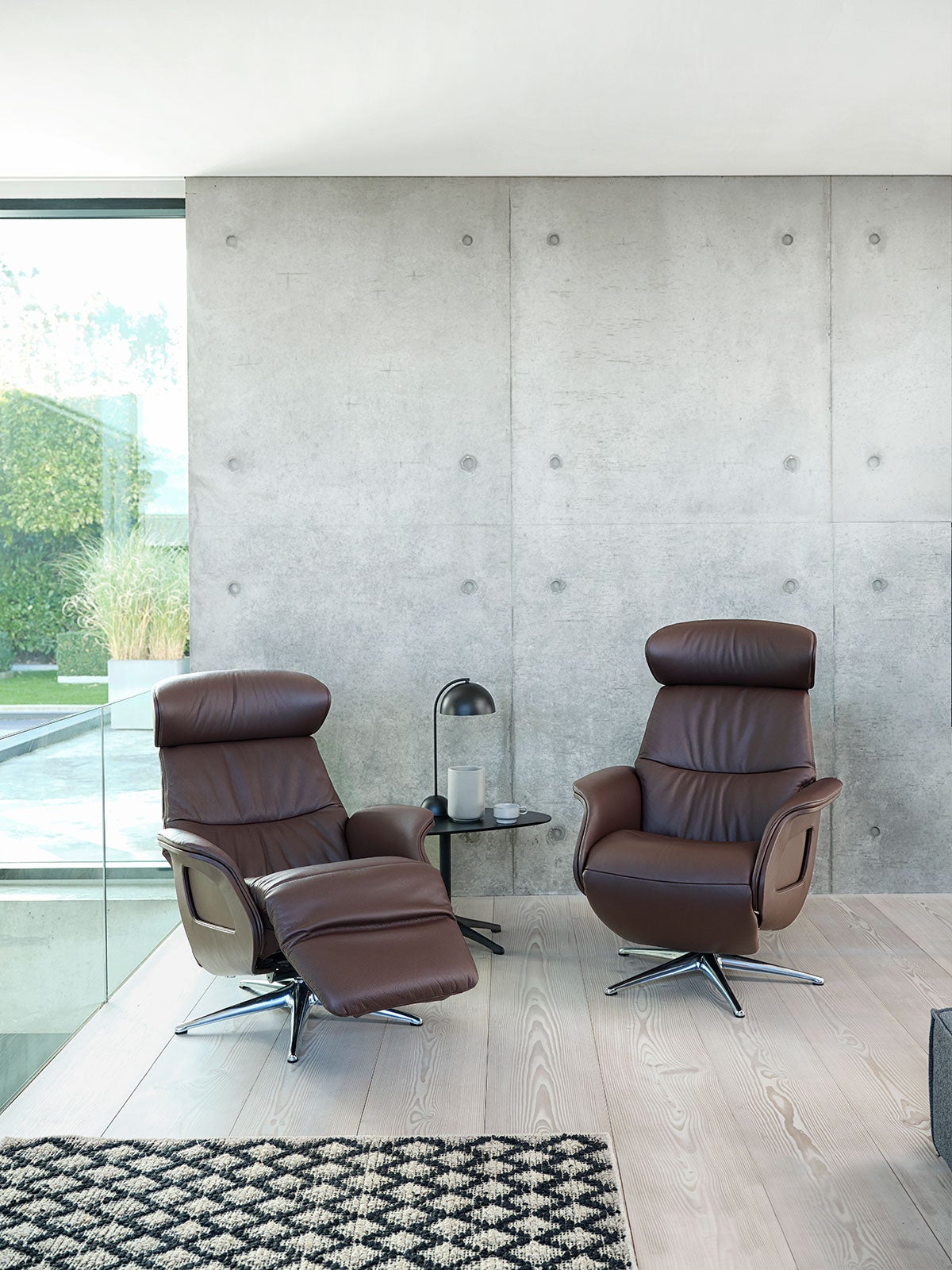 Clement Reclinerfåtölj med batteri helklädd i läder i industriellt rum