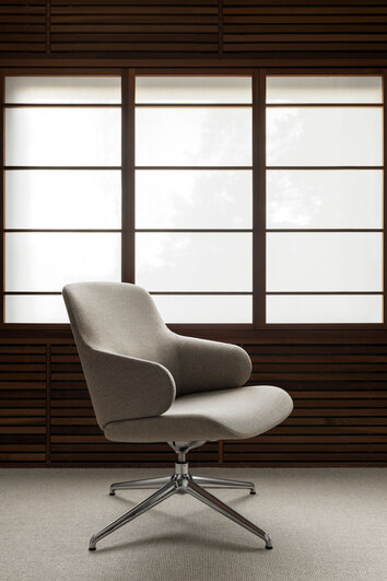 Miljöbild på fåtöljen Amstelle. Här visad med snurrfot. 