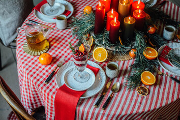 Misty Square och Misty Edge Bordsduk i färgen Deep Red på dukat julbord